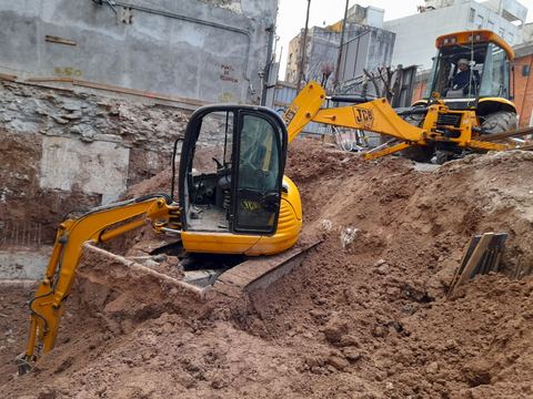Excavación urbana con retroexcavadora y miniexcavadora
